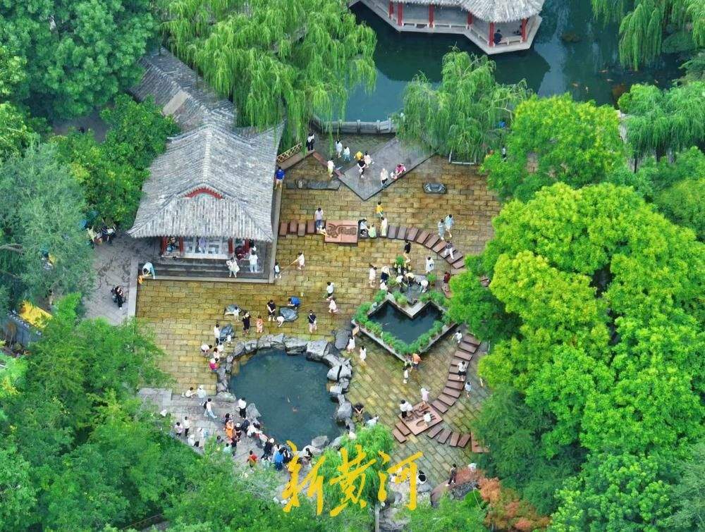 端午邂逅夏至，五龙潭青石板戏水纳凉绘泉城夏韵
