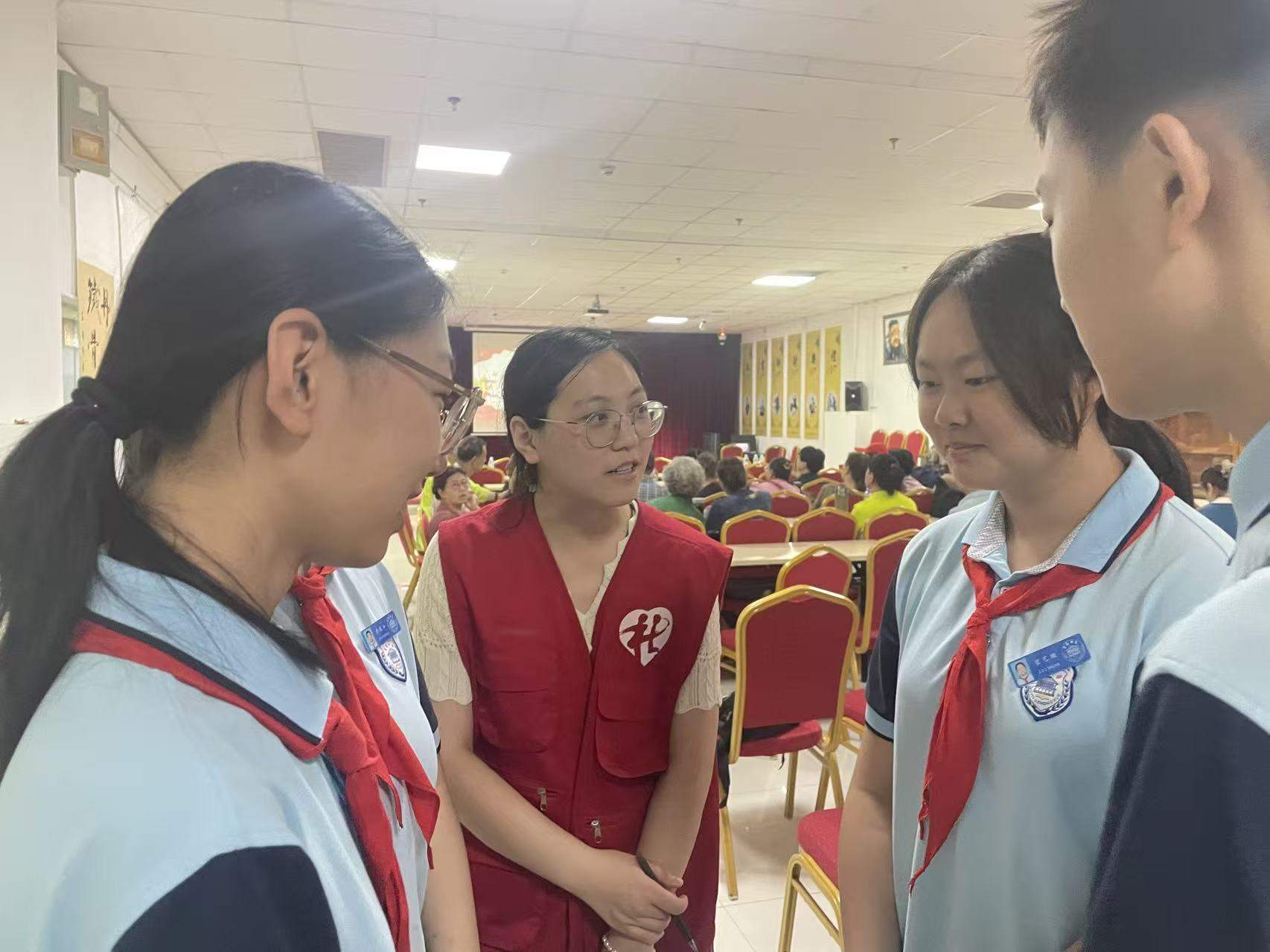 融媒·画像丨一件红马甲，赓续米奶奶的“薪火”——长大后，我就成了“你”