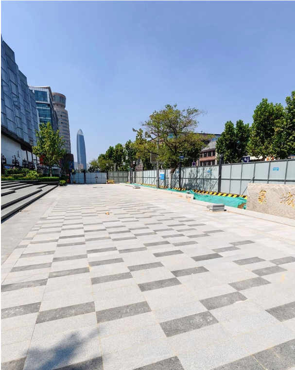 泉城路西段人行道改造推进，新铺装石板路分段开放通行