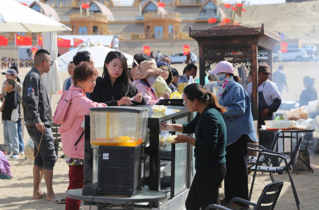 国庆假期 环博斯腾湖公路成旅游热点