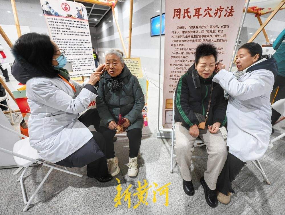 听快书看戏法，返乡路上很热闹