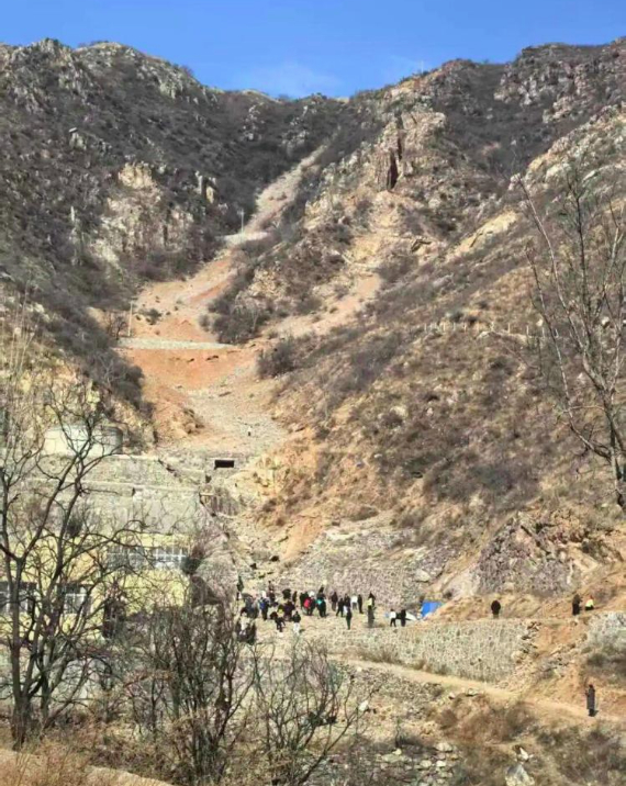 河南新密“玉石山”爆火！大批游客组团寻宝，已限流