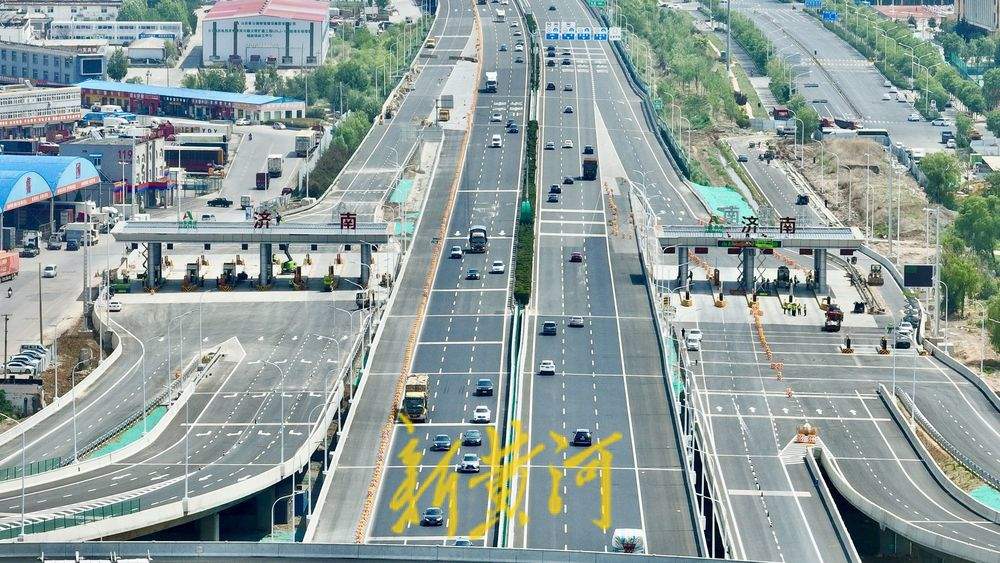 零点立交桥匝道沥青铺设到位 高速公路收费站挂牌