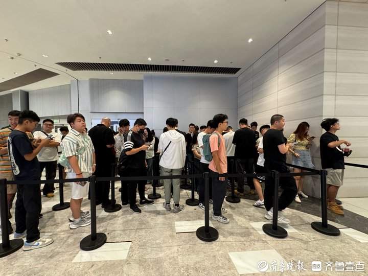 iPhone16系列正式发售首日，济南门店依旧排长队