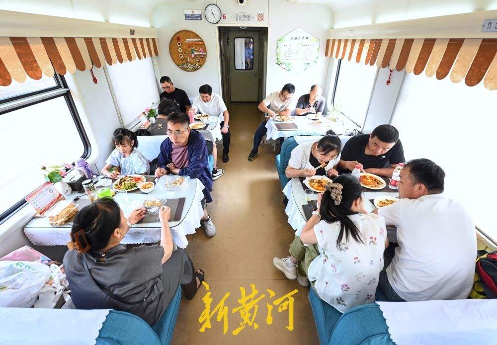 美味自助随行 旅途暖心升级！K1284/1次列车餐车开启自助用餐新模式
