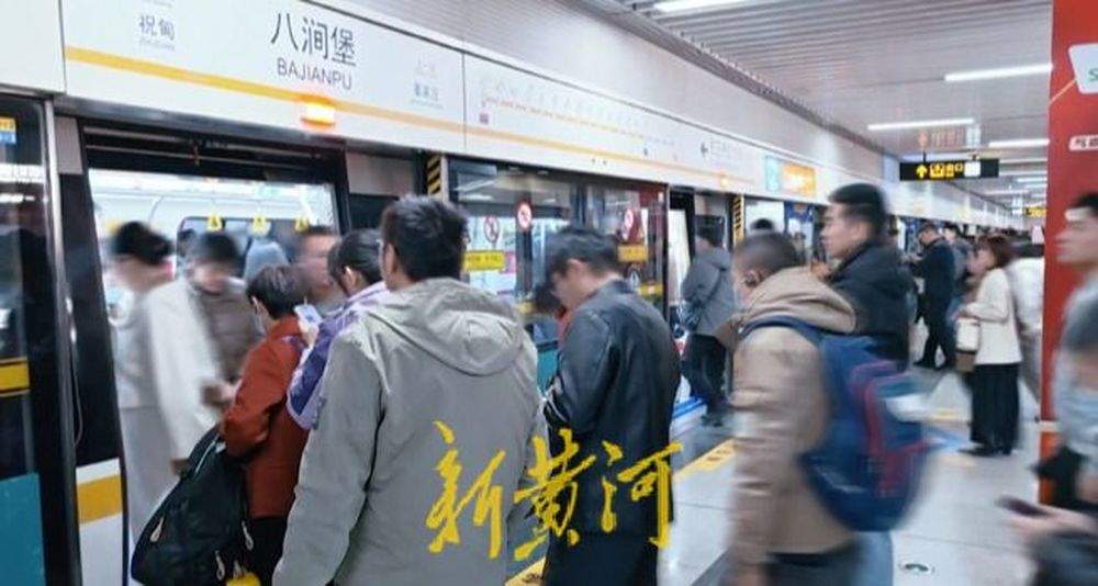 济南地铁八涧堡站彩色纸条温暖出行路，城市温度在细微处流淌