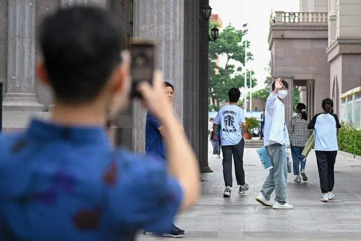 嚯！今天送考名场面，来了
