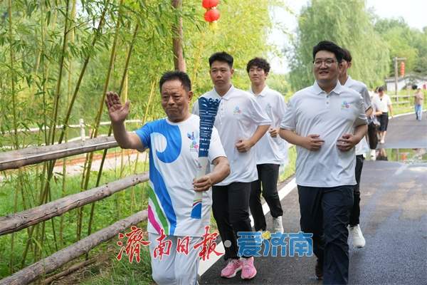 浪溪河畔引“泉炬” 2025济南国际泉水节“泉炬”传递走进平阴洪范泉群