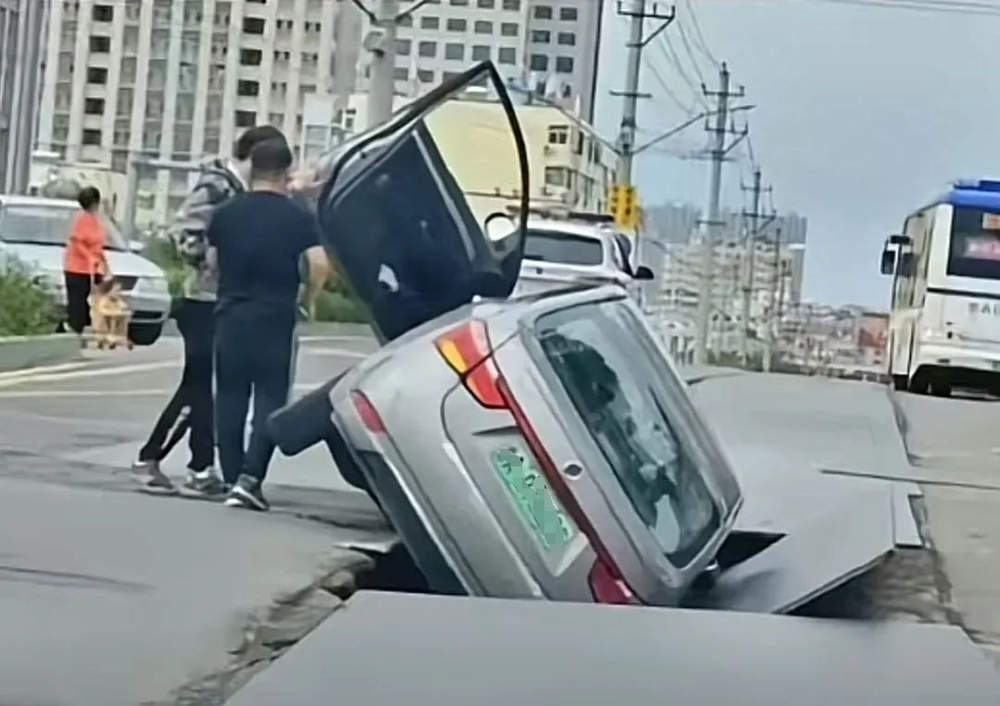 网传济南一路面塌陷致网约车陷落，相关部门：是覆盖钢板倾斜导致
