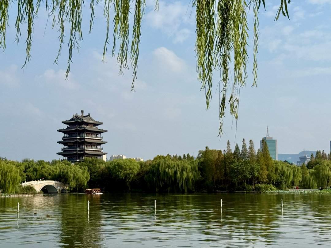 济南大明湖：杨柳依依里，湖光山色新