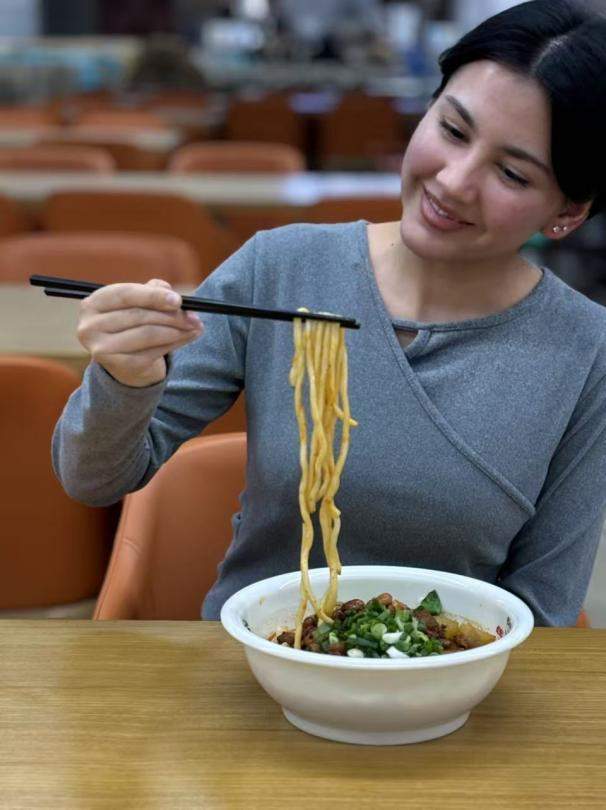 “洋学生”中国说｜塔吉克斯坦留学生关注两会：我看到中国乡村振兴的无限可能