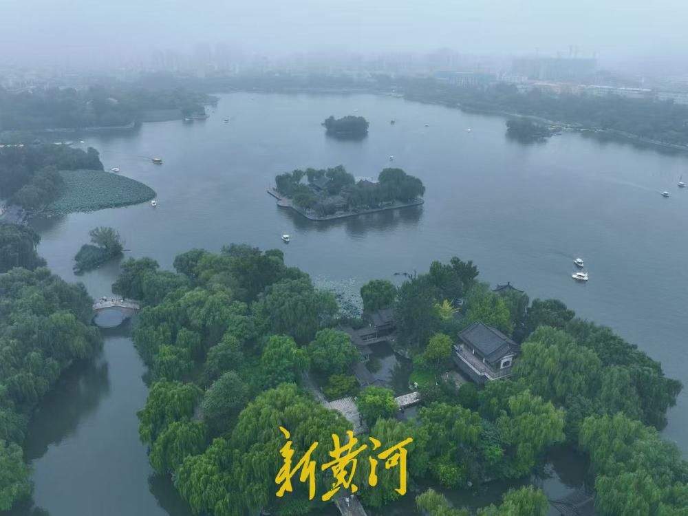 秋雾氤氲锁明湖 泉城秋色恰似烟雨江南