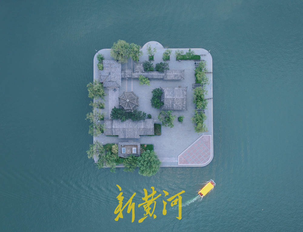 盛夏傍晚，游客乘船畅游大明湖享受自然凉  