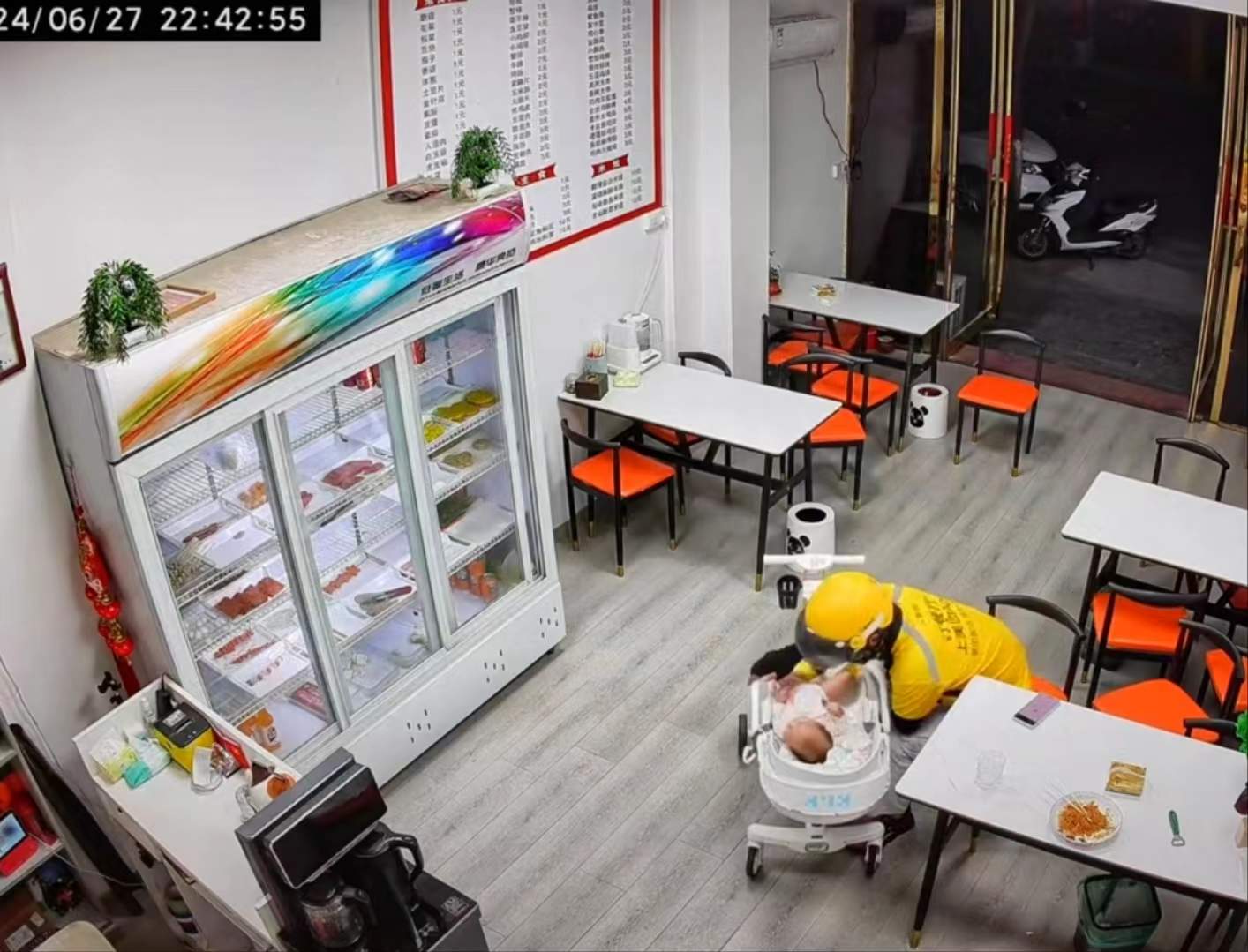 骑手接力帮店主哄娃 店家被暖到