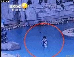 危险!小孩哥自制泡沫船下河划水