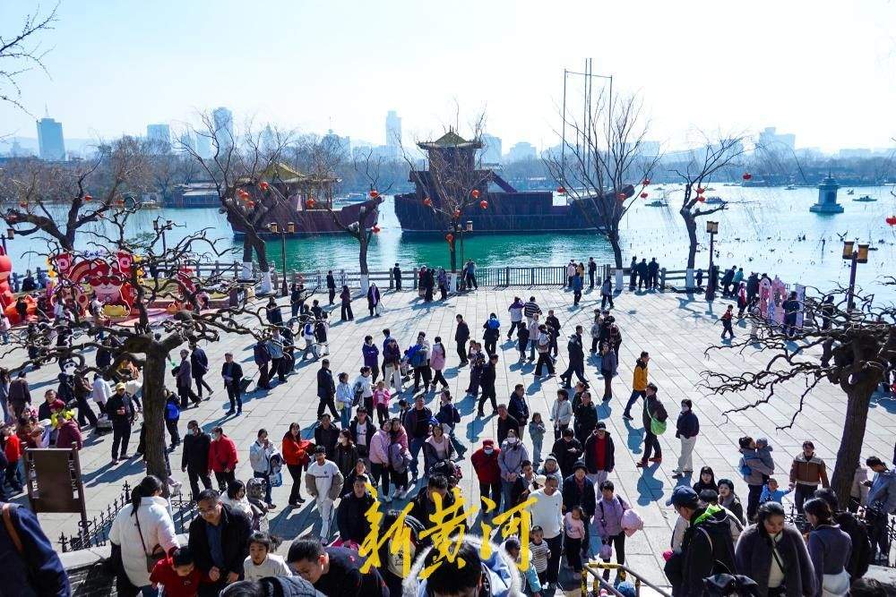 气温回升春意浓，大明湖畔游人如织乐融融