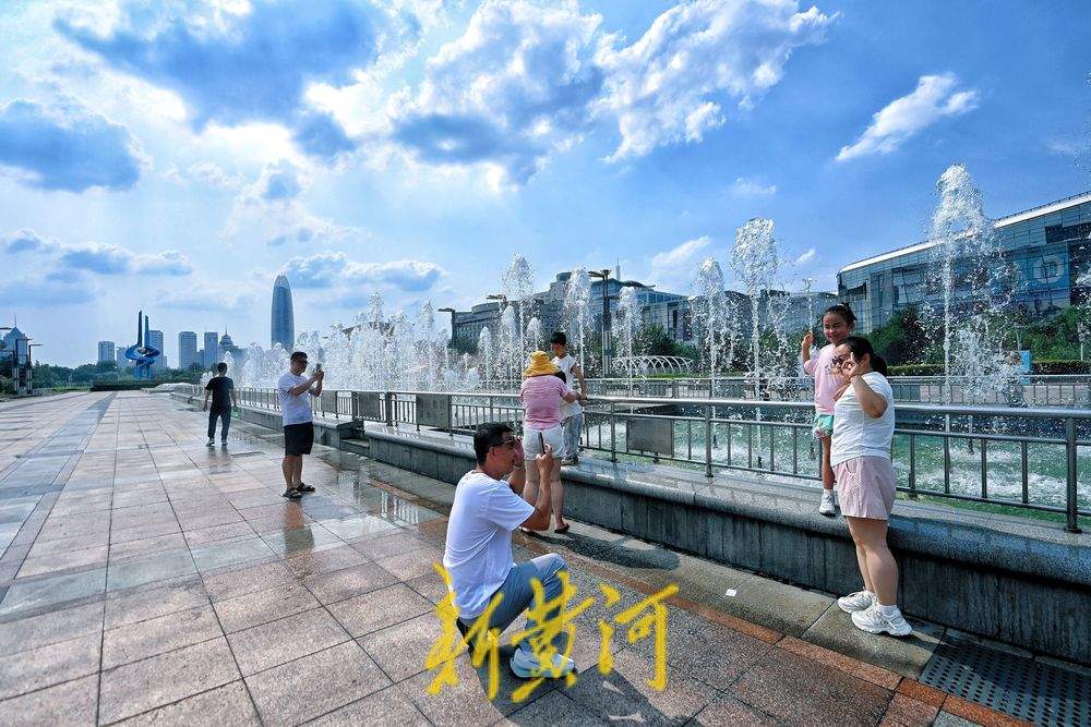 泉城广场音乐喷泉旁消夏纳凉好惬意