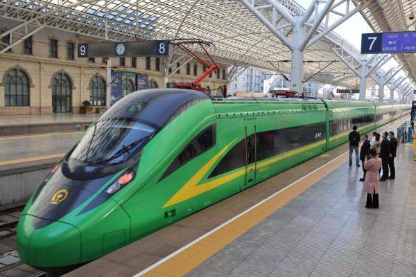 从绿皮车到“绿巨人”：无论时光如何变换，总是向着家的方向