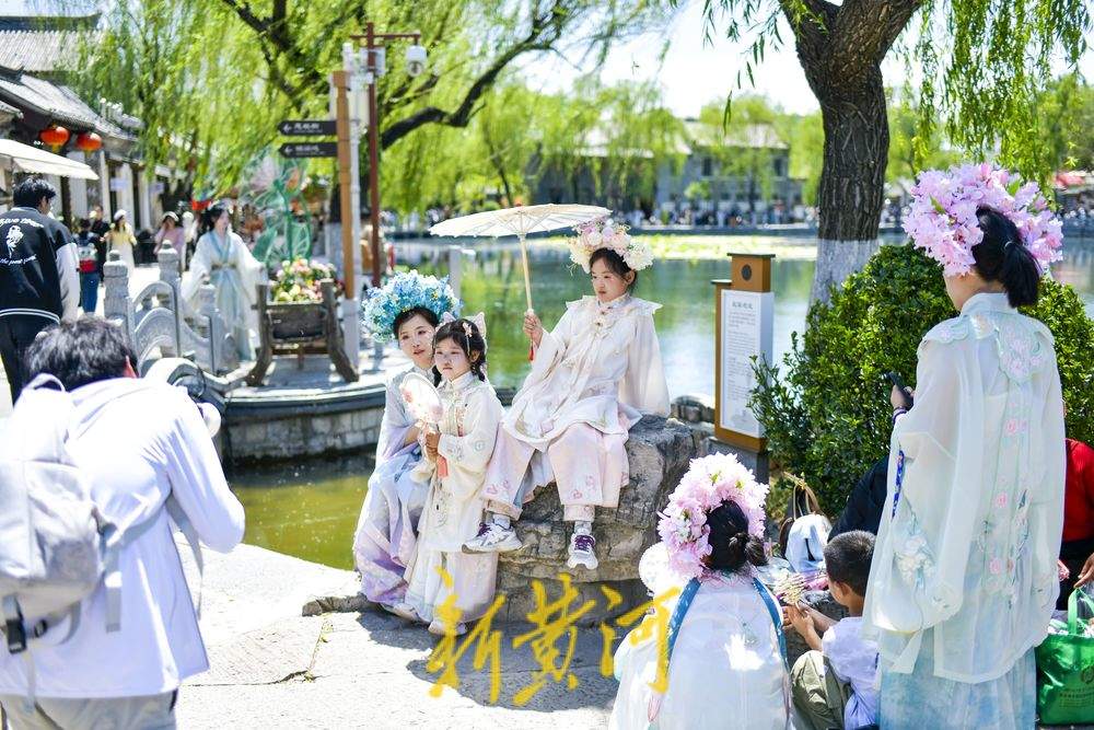 一年四季 泉在济南｜入乡随“服”，游客身着汉服沉浸式感受泉城人家文化韵味