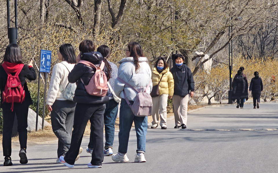 济南春光明媚气温回升，大批市民“轻装”游园