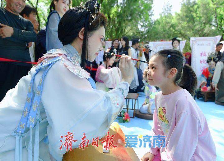 一年四季 泉在济南丨千佛山“三月三”民俗文化庙会启幕 祓禊古礼引游客穿越千年