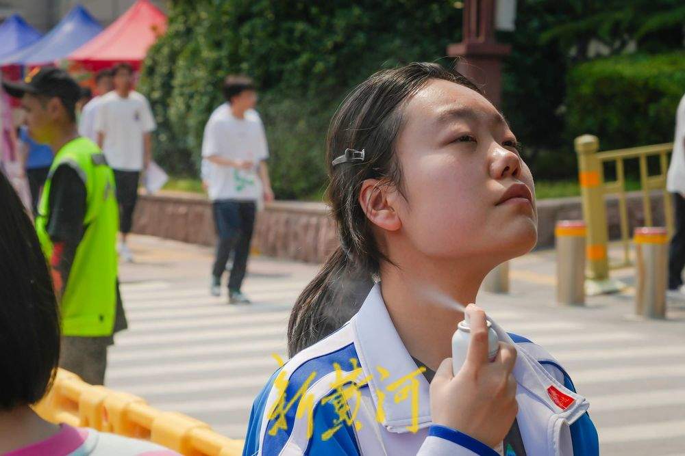 高考进入第二天：烈日灼烧，济南考生“沉着”应考