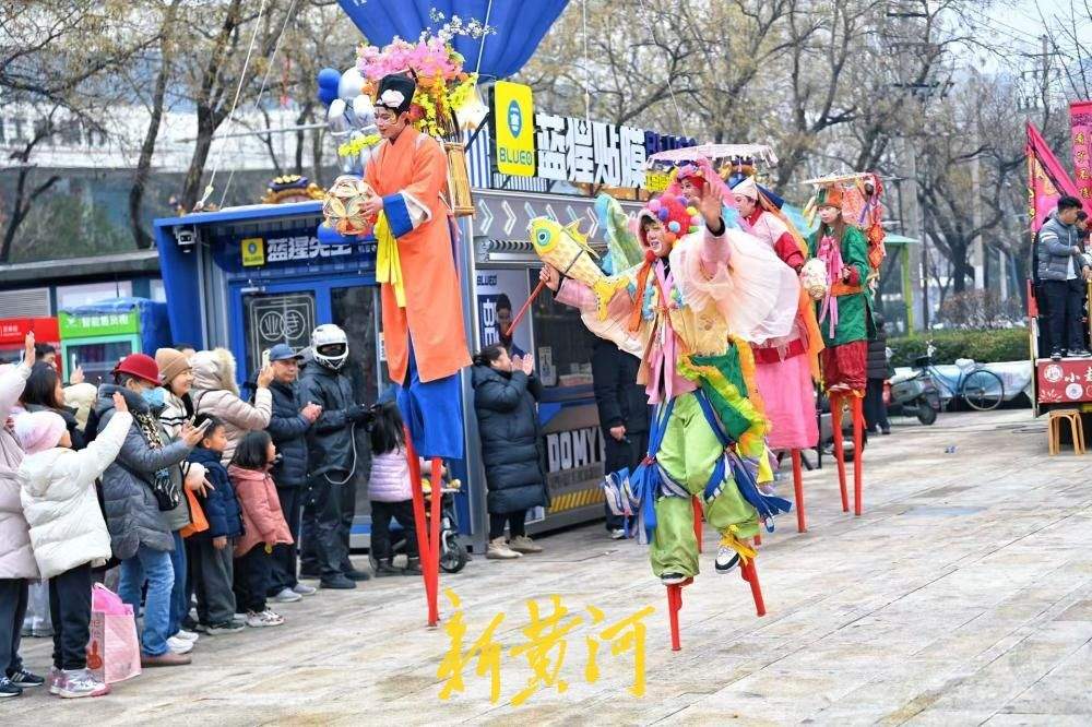 欢声笑语迎元宵 济南老商埠上演精彩高跷表演
