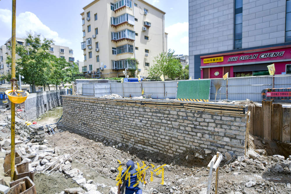 济南这处地下暗渠改造成敞开式河道，提高了泄洪能力