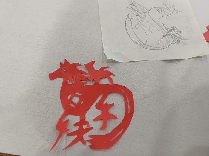 一年剪出365匹不重样骏马 济南75岁手艺人剪刀下的“马年史诗”