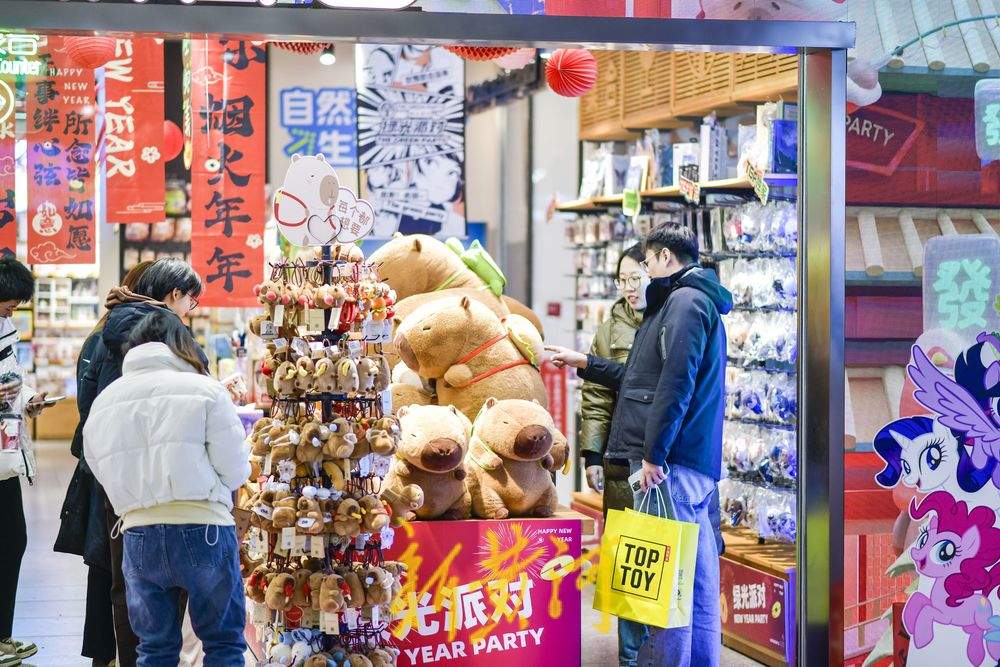 春节临近商场熙熙攘攘，过节“氛围感”已拉满