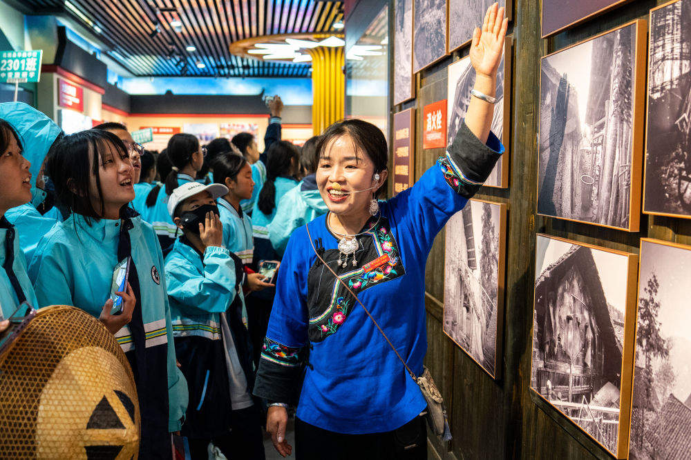 习近平总书记引领中国从脱贫攻坚迈向乡村全面振兴