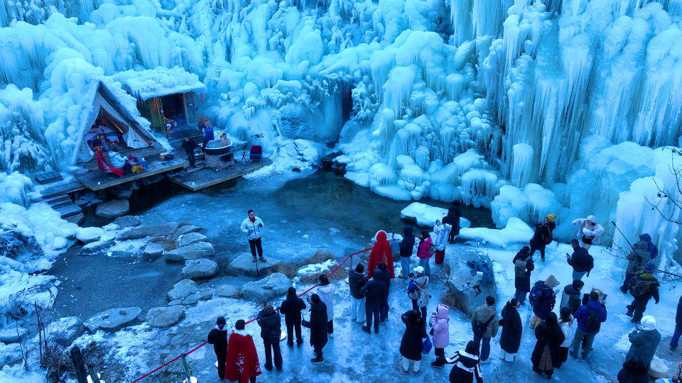 济南南山冰雪旅游季开启，九如山冰瀑节正式迎宾