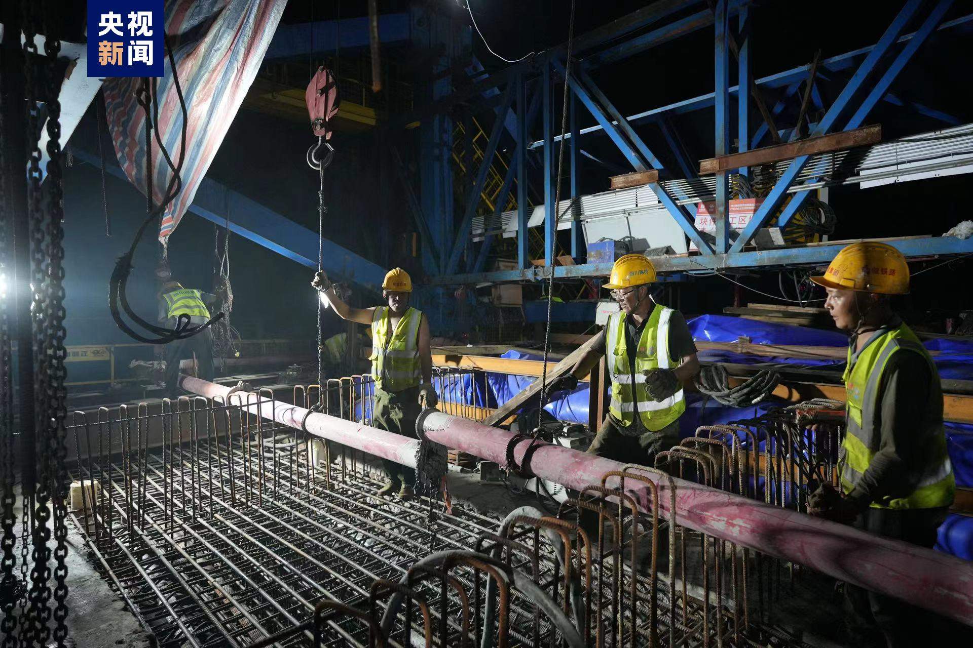 隆黄铁路泸州沱江铁路特大桥顺利合龙