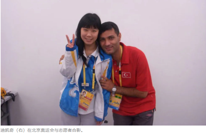 是派了个杀手吗？土耳其大叔不戴护具单手插兜射击摘银 曾是军官