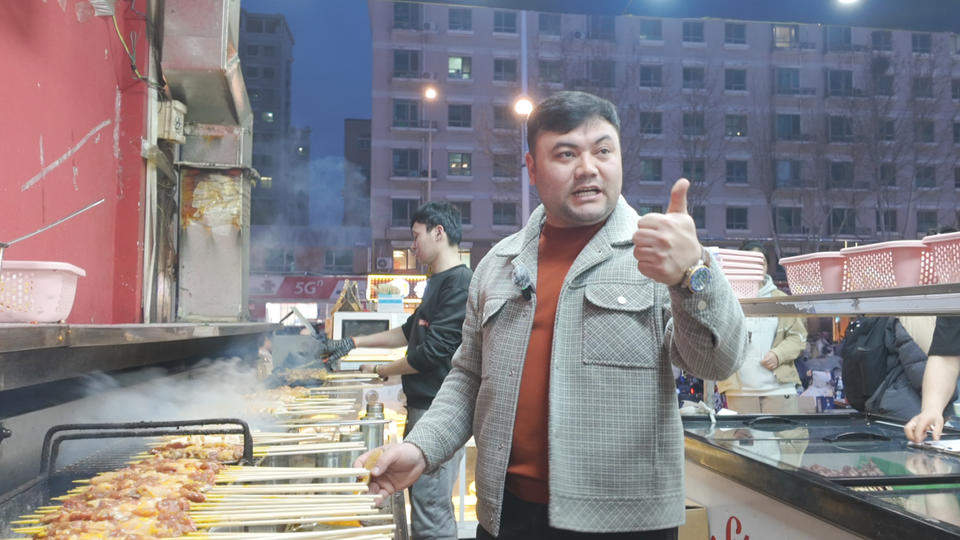 新疆烧烤在“串都”掀起开店潮，有的店两天烤了40只羊