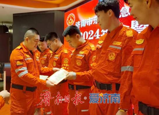 表彰救援先锋，凝聚前行力量！济南市东风应急救援公益服务中心举办2024年年会暨表彰大会