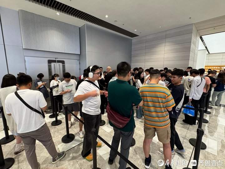 iPhone16系列正式发售首日，济南门店依旧排长队