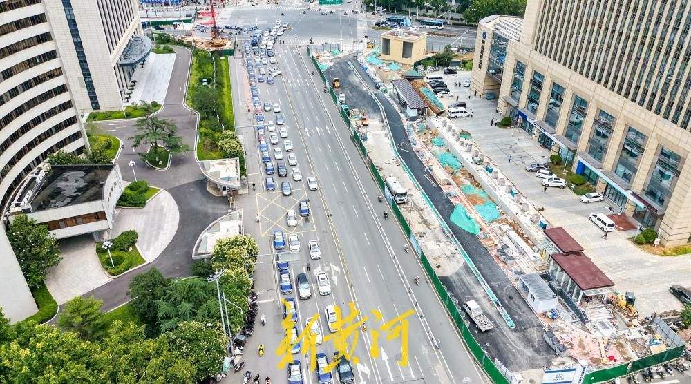 济南经一路地铁6号线站点“露脸”，出入口周边道路开启恢复施工