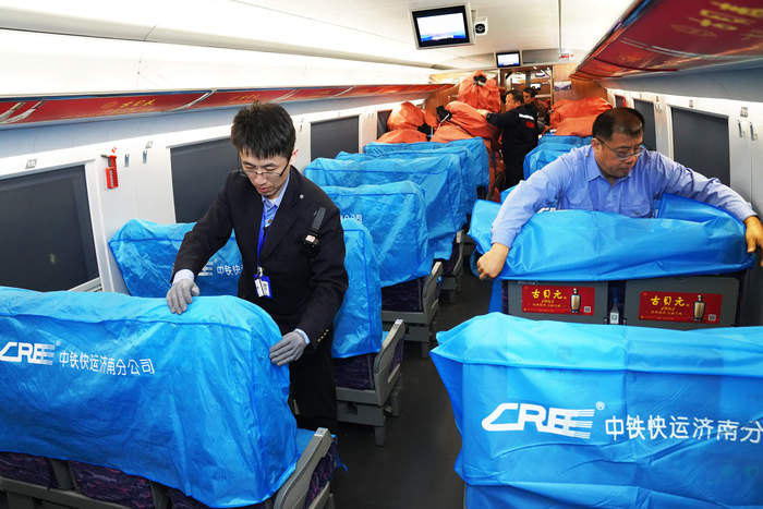 “双十一”网购高峰期,高铁也能“送快递”