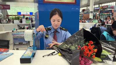 人人抱着鲜花上车！网友：全国“最香”高铁站在这里！