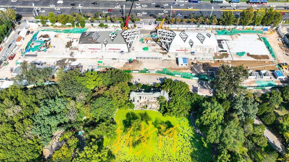 济南泉城公园旁地铁站地上部分进入装饰阶段,未来将成公园新地标