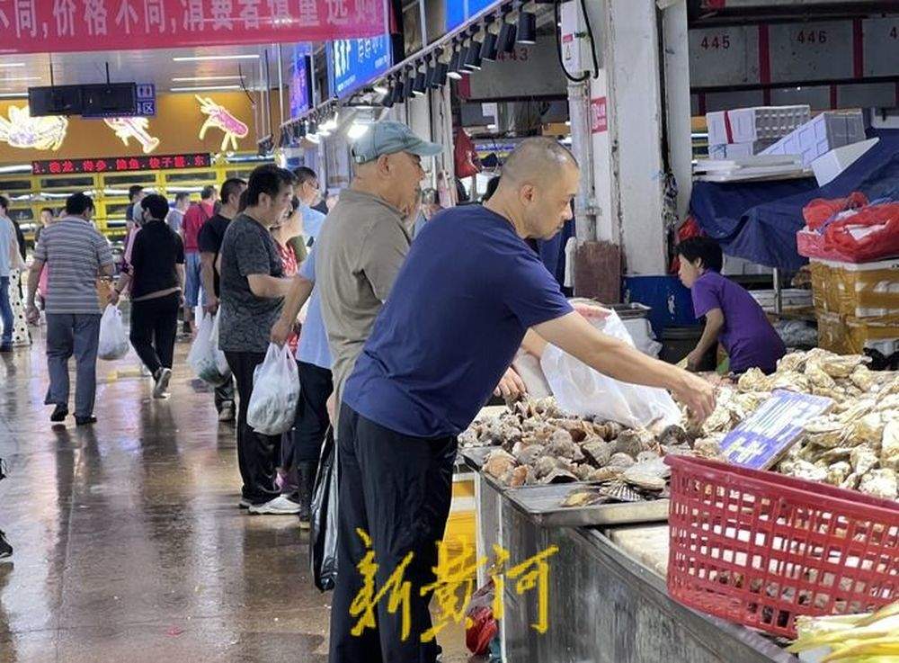 济南市民赶早采购，有商户一天卖出四五千斤，中秋节的海鲜市场挺热闹