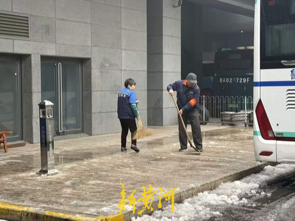 济南西站附近交通枢纽及时清雪,保障乘客畅通出行