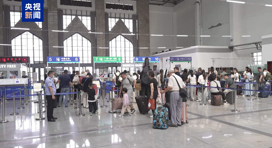 今年新疆霍尔果斯公路口岸出入境人员突破100万人次