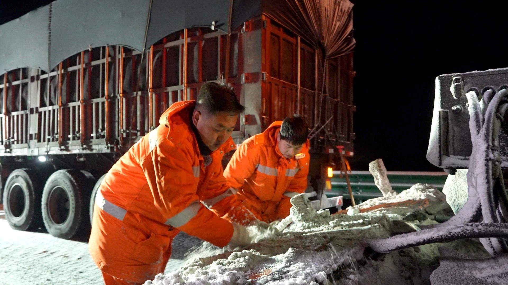 零下25℃！连夜除雪乌鞘岭