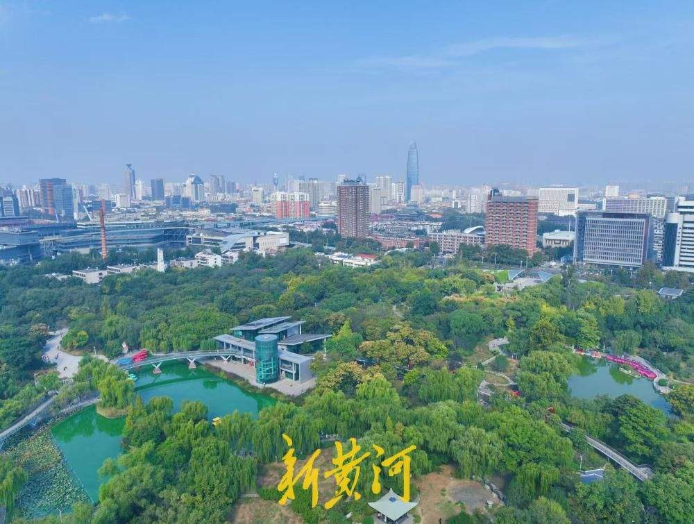 一年四季 泉在济南丨满园秋韵入眼帘，泉城公园赏斑斓林色