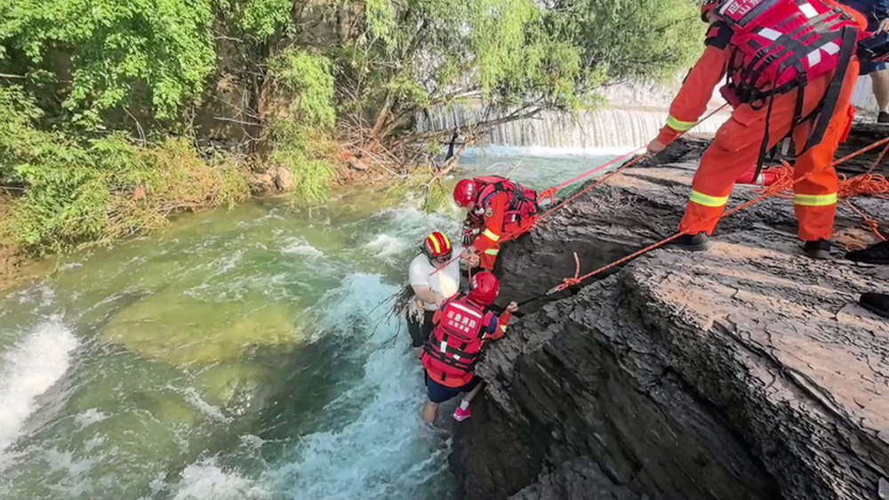 济南南部山区一网红打卡地有游客落水，消防紧急救援