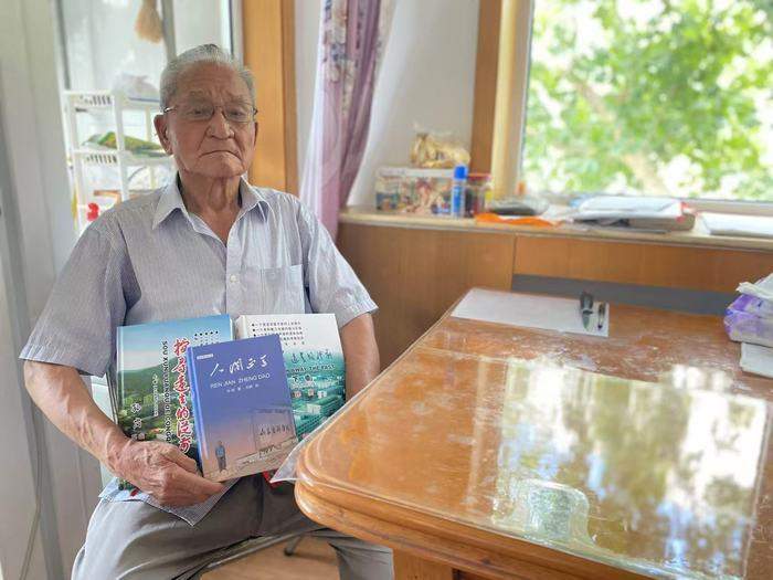 “手写+录入”，济南一86岁老人历时25年写下百万字时代记忆