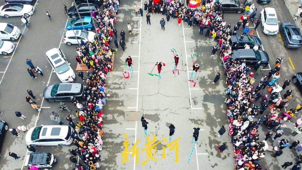 传统民俗踩高跷人气旺 走街串巷燃爆泉城街头