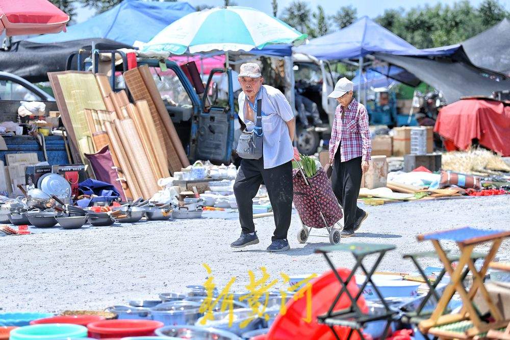泉城迎新一轮高温天气 市民赶集热情不减